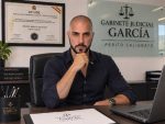 Víctor García Benítez, perito judicial calígrafo, en su despacho de Gabinete Judicial García.